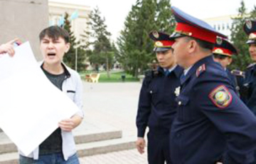В Казахстане задержали парня с чистым листом бумаги