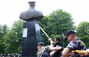 В Харькове протестующие снесли памятник Жукову