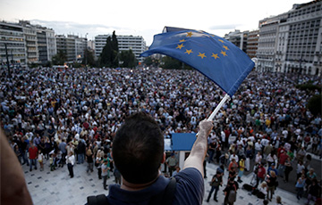 В Афинах тысячи греков протестовали против выхода из еврозоны