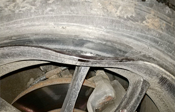 «Диск уничтожен, подвеска под вопросом»: еще один водитель угодил в яму на М1