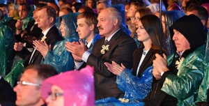 Лукашенко повез мисс Беларусь в колхоз «Родина»