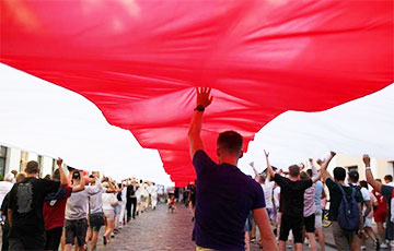 Десятки тысяч людей и гигантский бело-красно-белый флаг: Гродно удивил всех