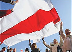 Над агрогородком под Минском подняли бело-красно-белый флаг