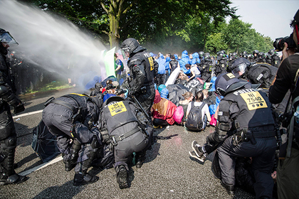 В результате беспорядков в Гамбурге пострадали более 400 полицейских