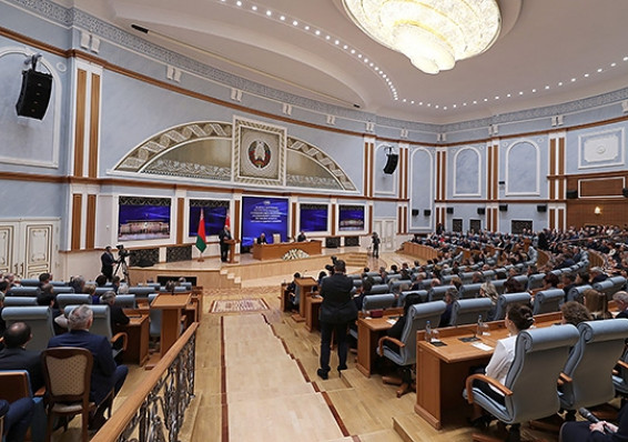 Лукашенко проводит встречу с парламентариями двух созывов