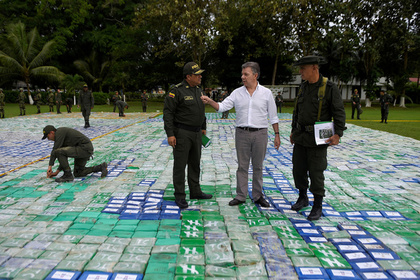 Президент Колумбии погулял по полю из 12 тонн кокаина