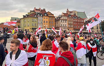Тысячи беларусов вышли на акцию солидарности в Варшаве