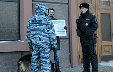 Россиянин вышел к ФСБ с плакатом против Путина
