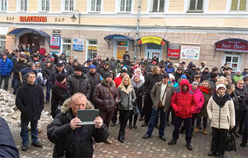 «Жыве Беларусь!»: В Могилеве люди вышли протестовать на улицу