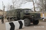 Российские БТРы и автоматчики окружили часть в Керчи
