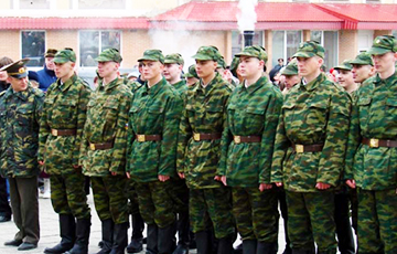 Тушенка и грязная вода: Как выглядит белорусская армия изнутри