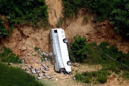 В Китае 35 человек погибли в результате падения автобуса в ущелье