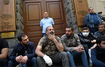 Протестующие блокируют правительственные здания в Ереване