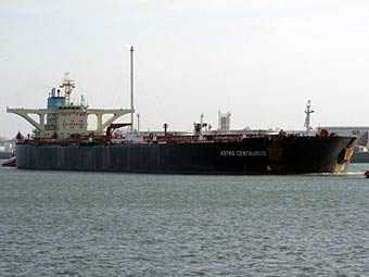 Сомалийские пираты захватили шедший в США супертанкер с нефтью