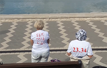 Смелые пенсионерки прогулялись по Минску в протестных футболках: видео