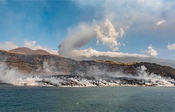 На Канарах из-за лавы в океане образовался новый остров: впечатляющие фото