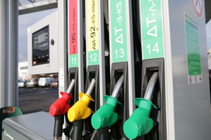 В «Белнефтехиме» ответили, почему не могут снизить цены на топливо