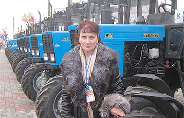 Женщина-механизатор, получившая трактор от Лукашенко, все-таки уволилась