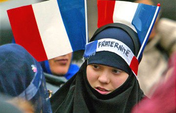 Французские мусульмане выставили на Рождество охрану возле костела