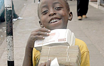 В Минске пенсионер переделывал зимбабвийские доллары в евро