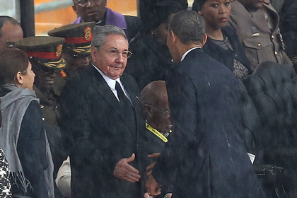 Обаму раскритиковали за рукопожатие с Раулем Кастро