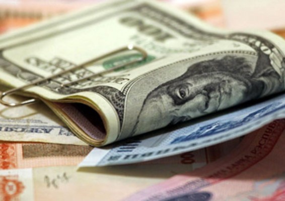 Белорусский рубль 15 января существенно подешевел к доллару и евро
