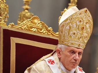 Бенедикт XVI помолился об окончании времени "запачканных кровью одежд"