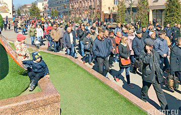 Жители Бреста идут маршем по центру города
