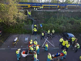 Число пострадавших в железнодорожной аварии в Амстердаме возросло вдвое