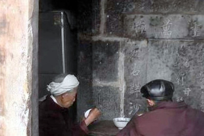 Китайская семейная пара оборудовала свой дом гробами