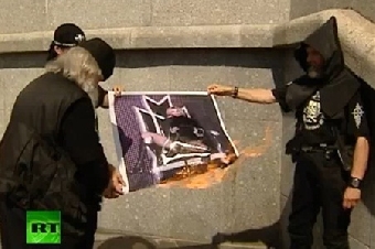 Pussy Riot сожгли портреты Путина и Лукашенко (Видео)