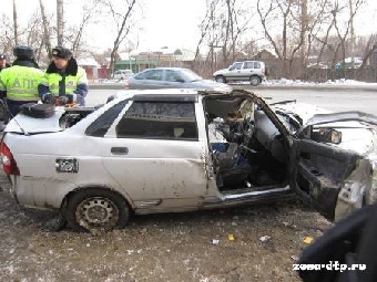 Водитель легковушки в Могилеве врезался в остановку: погибла женщина
