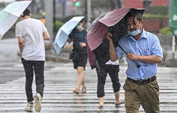 Мощный тайфун «Иньфа» обрушился на Шанхай: видео