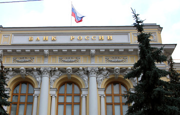 Банк России приостановил покупку валюты из-за обвала рубля и рынков