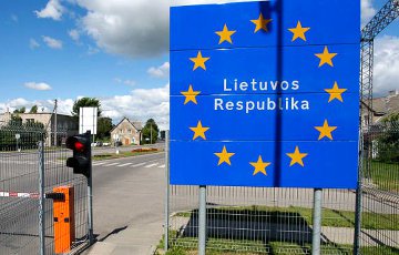 Литовские пограничники заставили белоруса снять с машины наклейку с советской символикой
