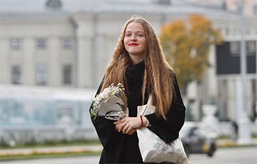 Белоруски с цветами в центре Минска: фоторепортаж