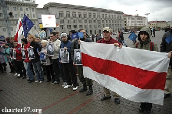 В Минске разогнан пикет за бойкот «выборов»: избиты журналисты (Фото)