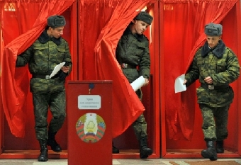 Солдат строем гонят на досрочное голосование (Фото)