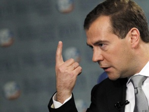 Медведев: Россия помогает Беларуси, вынимая деньги из своей экономики