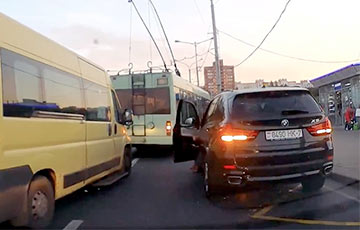 Видеофакт: В Минске BMW занял место троллейбуса на остановке