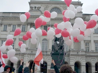 В Варшаве пикетируют белорусское посольство (Фото)