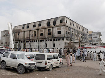 Владельцев сгоревшей пакистанской фабрики обвинили в убийстве