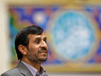 Израильские СМИ бросили в Ахмадинеджада ботинком