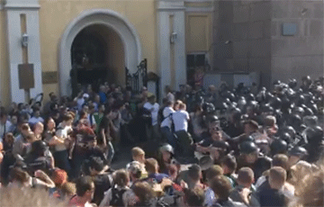 Видеофакт: Столкновения участников демонстрации с полицией в Москве
