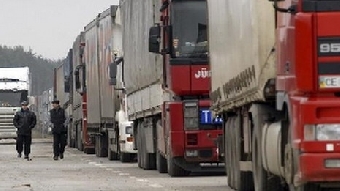 Очереди грузовых автомобилей стоят в пунктах пропуска на границах с Литвой и Латвией
