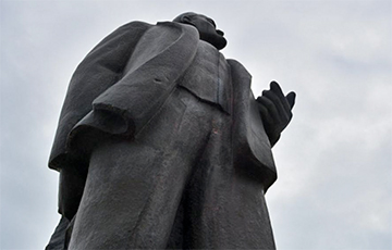 В Слуцке памятник Ленину облили красной краской