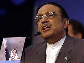 Президента Пакистана обвиняют в преследовании соратников Бхутто