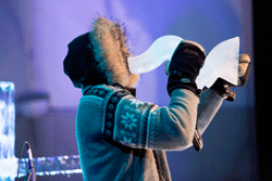 Норвежский музыкант играет на инструментах из льда