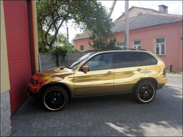 По улицам Барановичей ездит золотой BMW