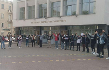 Студенты БГУ также вышли поддержать рабочих